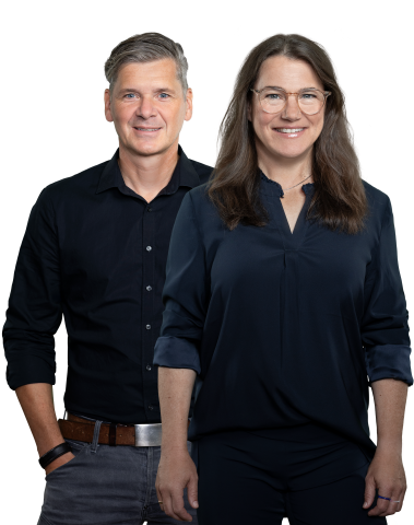 Frau mit Locken und Brille im Business-Outfit